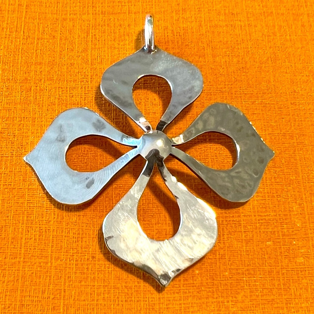 James Avery retired hammered pendant